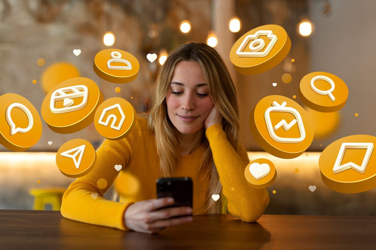 Dos personas revisando el sitio web de su negocio en una computadora portátil, analizando resultados y estadísticas de crecimiento digital.