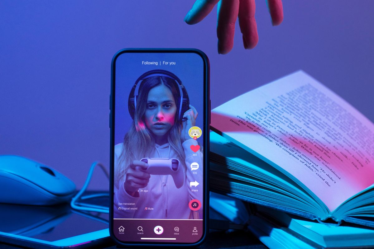Dos personas revisando el sitio web de su negocio en una computadora portátil, analizando resultados y estadísticas de crecimiento digital.