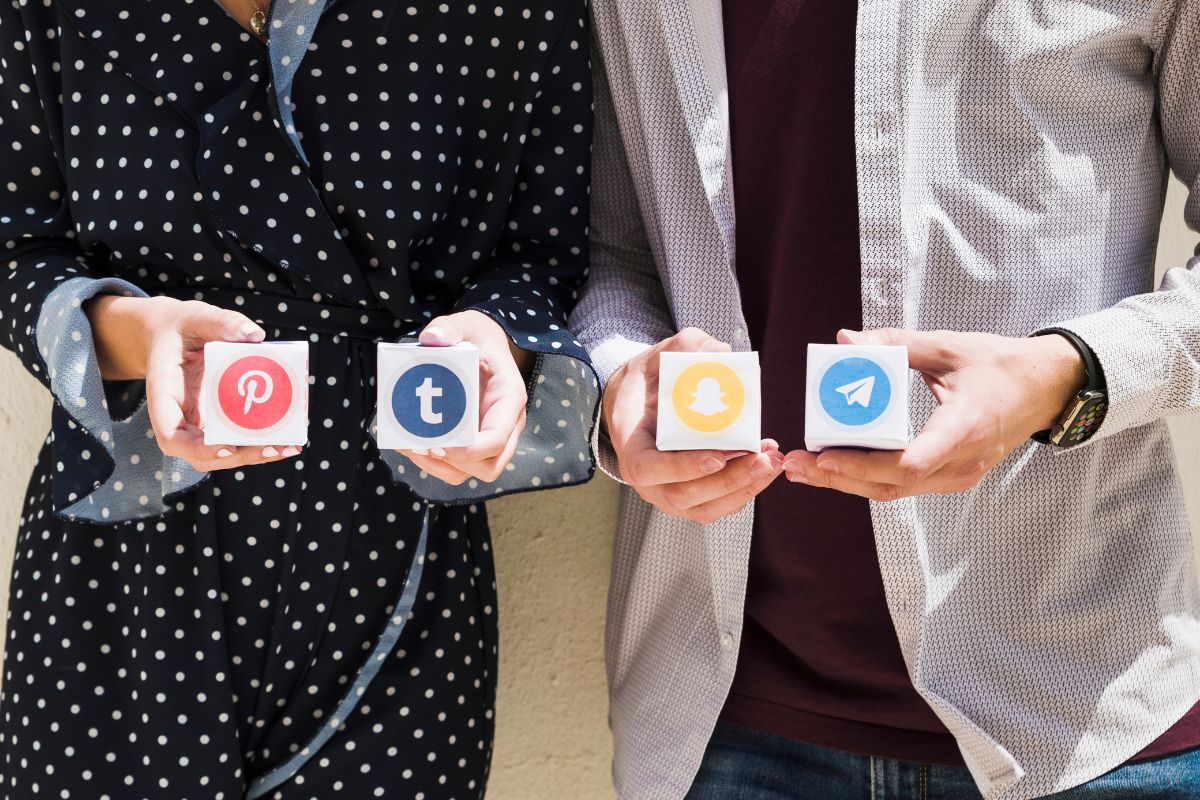 Dos personas revisando el sitio web de su negocio en una computadora portátil, analizando resultados y estadísticas de crecimiento digital.