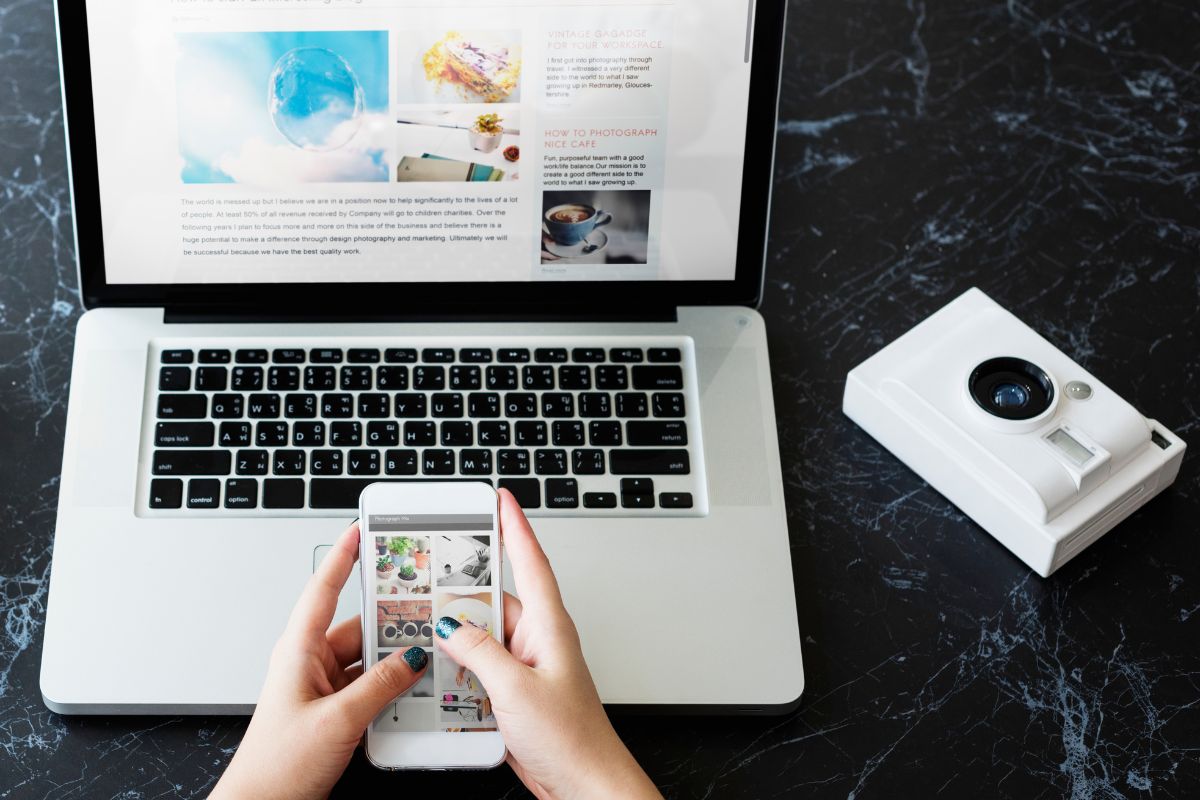 Dos personas revisando el sitio web de su negocio en una computadora portátil, analizando resultados y estadísticas de crecimiento digital.