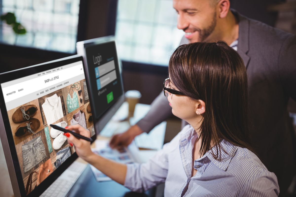 Hombre de negocios mostrando una laptop con el diseño de una página web en construcción, simbolizando la creación de un sitio web profesional.