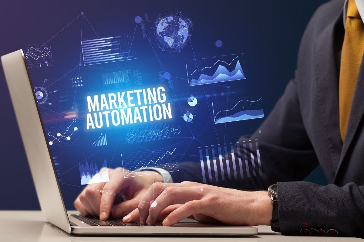 Hombre de negocios mostrando una laptop con el diseño de una página web en construcción, simbolizando la creación de un sitio web profesional.