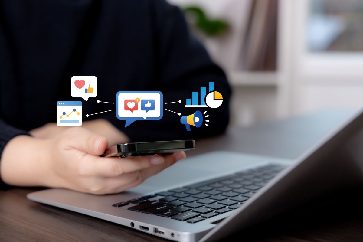 Hombre de negocios mostrando una laptop con el diseño de una página web en construcción, simbolizando la creación de un sitio web profesional.