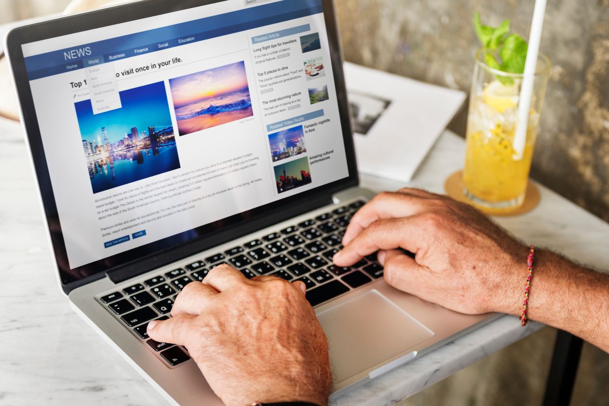 Dos personas revisando el sitio web de su negocio en una computadora portátil, analizando resultados y estadísticas de crecimiento digital.