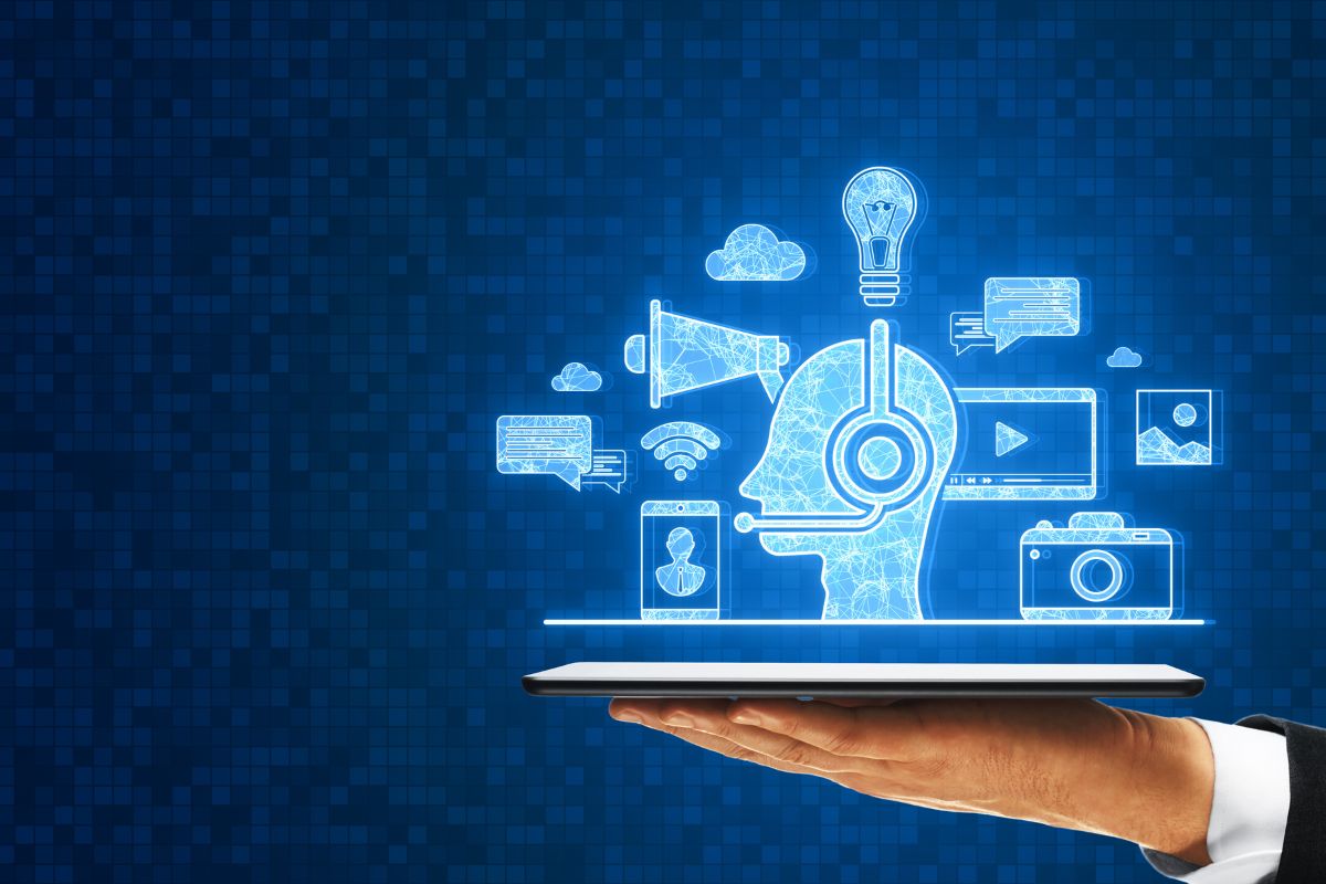 Dos personas revisando el sitio web de su negocio en una computadora portátil, analizando resultados y estadísticas de crecimiento digital.