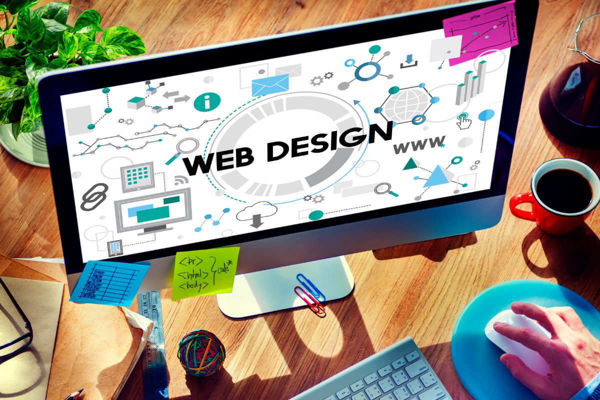 Hombre de negocios mostrando una laptop con el diseño de una página web en construcción, simbolizando la creación de un sitio web profesional.