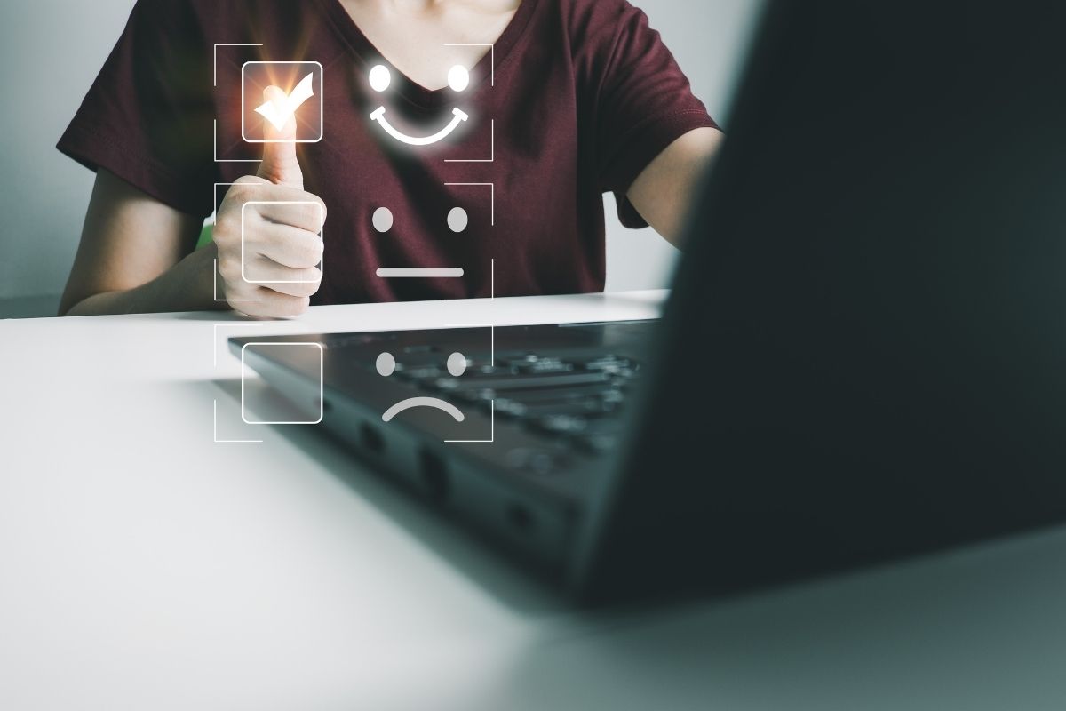 Hombre de negocios mostrando una laptop con el diseño de una página web en construcción, simbolizando la creación de un sitio web profesional.