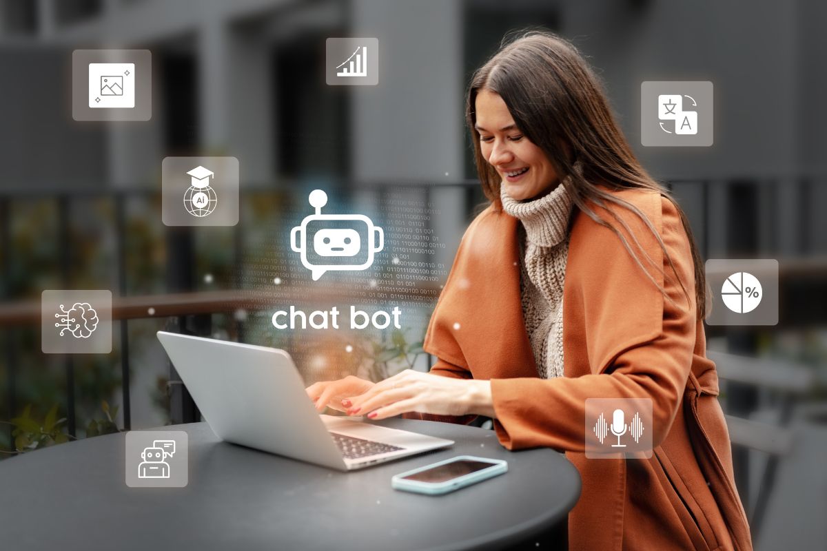 Dos personas revisando el sitio web de su negocio en una computadora portátil, analizando resultados y estadísticas de crecimiento digital.