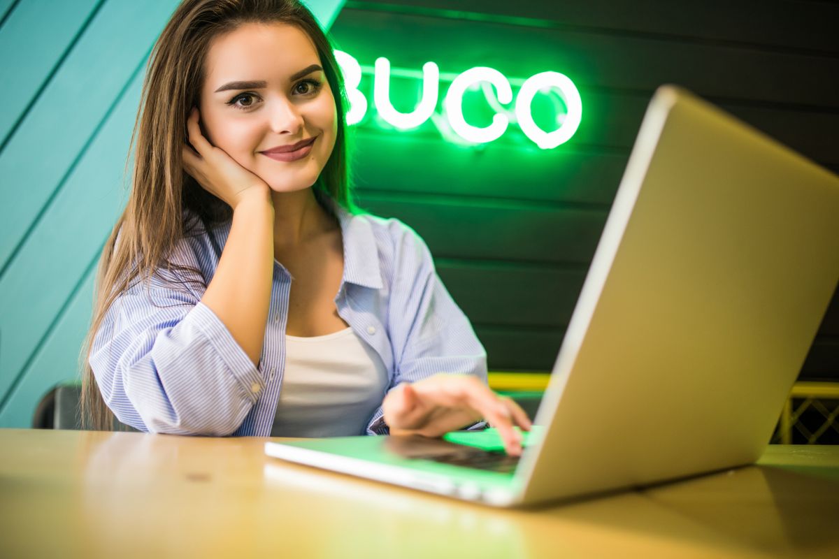 Hombre de negocios mostrando una laptop con el diseño de una página web en construcción, simbolizando la creación de un sitio web profesional.