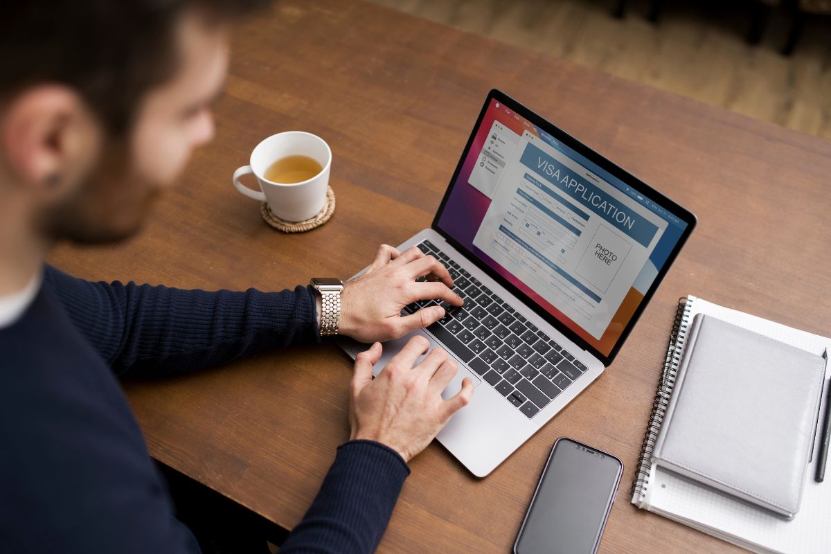 Dos personas revisando el sitio web de su negocio en una computadora portátil, analizando resultados y estadísticas de crecimiento digital.