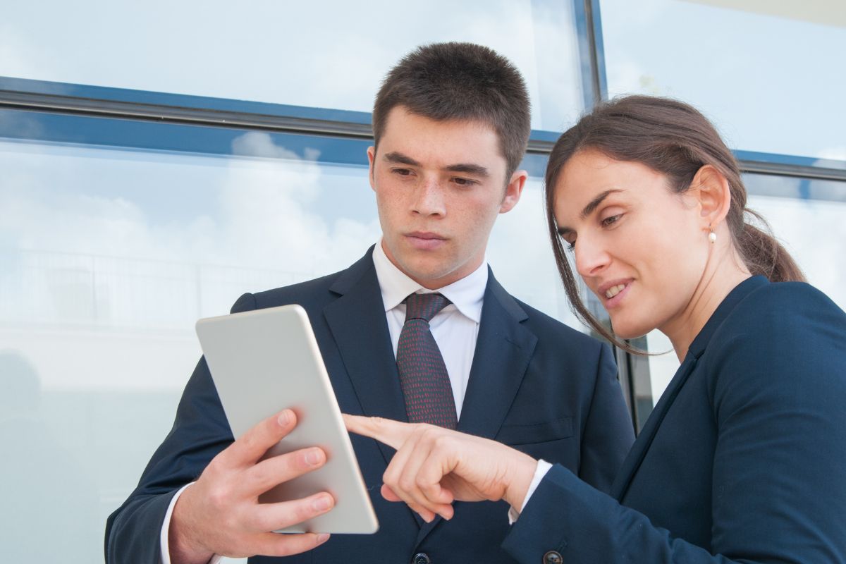 Hombre de negocios mostrando una laptop con el diseño de una página web en construcción, simbolizando la creación de un sitio web profesional.